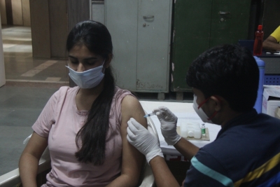 केंद्र ने राज्यों से टीकाकरण को तेज करने के लिए स्थानीय प्रतिरक्षण दूतों को शामिल करने को कहा