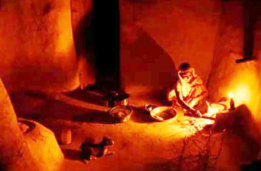 उजालों से झांकते अंधेरे