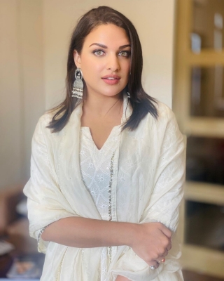 फिटनेस के लिए एरियल सिल्क कला सीख रहीं हैं हिमांशी खुराना