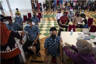 इंडोनेशिया: 50 प्रतिशत आबादी के पूर्ण टीकाकरण के बाद कोविड बूस्टर शुरू करेगा