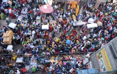 दिल्ली : सदर बाजार में दिवाली से पहले उमड़ी भारी भीड़, कोरोना नियमों का उड़ा मजाक