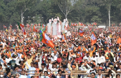 प्रधानमंत्री का सपा पर निशाना, बोले, ‘लाल टोपी वालों को सिर्फ लालबत्ती से मतलब’