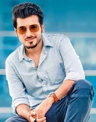 पूल के किनारे