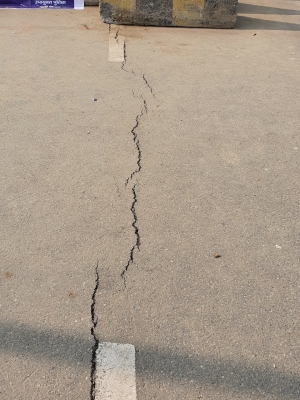 किसान आंदोलन : एनएच 24 पर अभी नहीं दौड़ सकेंगी गाड़ियां, पहले दरारें की होगी मरम्मत