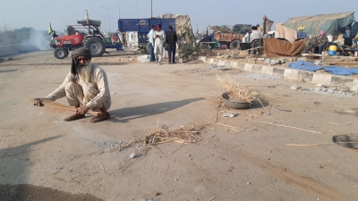 तिरपाल खोल, गठरियां बांध किसान बढ़ रहे अपने- अपने घरों की ओर