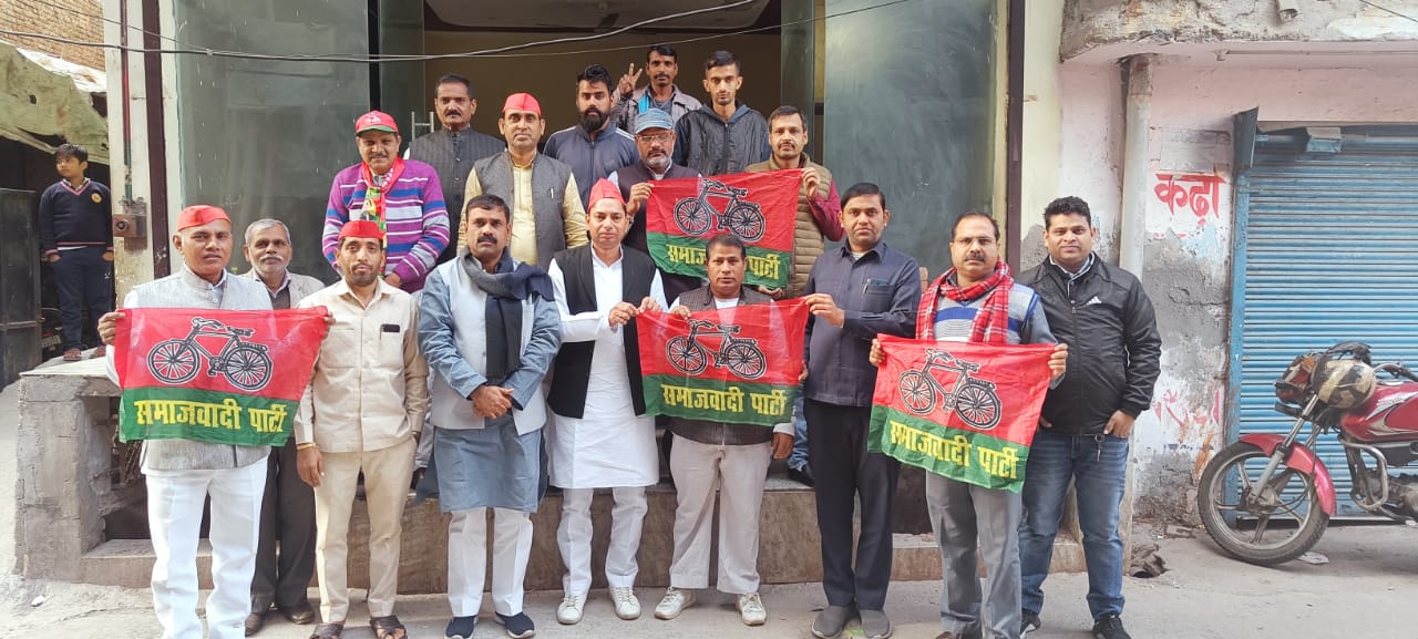 समाजवादी पार्टी ने संगठन के झंडे बांटे