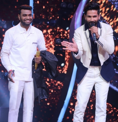 शहीद कपूर ने लिया ऑटोग्राफ