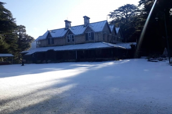 भारी बर्फबारी के बाद हिमाचल में धूप निकली