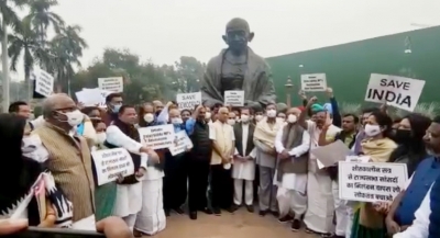 राज्य सभा सांसदों के निलंबन के खिलाफ विरोधी दलों का प्रदर्शन, राहुल गांधी ने सरकार पर साधा निशाना