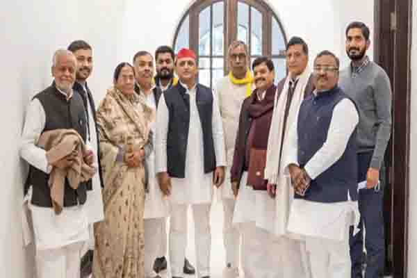 अब अखिलेश यादव के सामने अपनों को संभालना बड़ी चुनौती! 