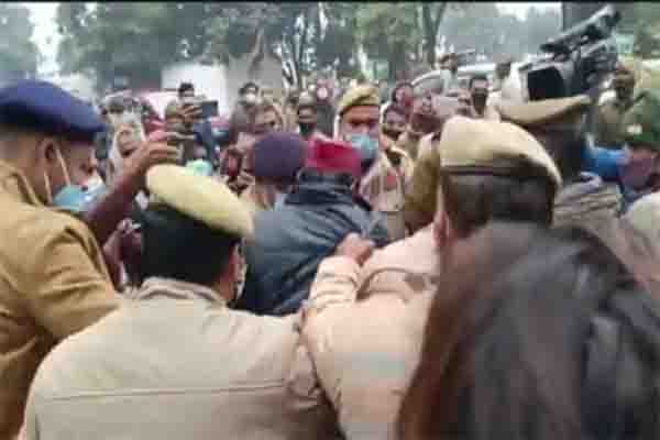 टिकट न मिलने पर सपा नेता ने दफ्तर के बाहर की आत्मदाह की कोशिश 
