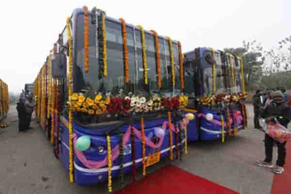 दिल्ली की पहली इलेक्ट्रिक बस को आज दिखाई गई हरी झंडी