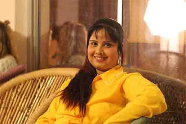 नेहा सिंह राठौर को गायिका देवी की निगेटिविटी फ़ैलाने से बचने की सलाह 