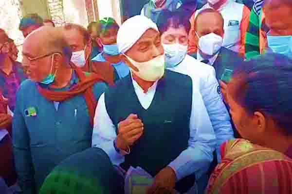 केंद्रीय मंत्री पर भड़क गई लड़की