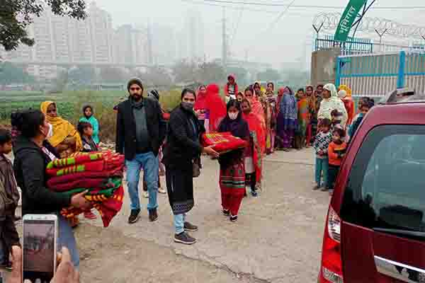 गरीब जरूरतमंद लोगों को बांटे कंबल