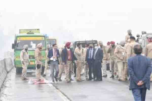 नाटक की कमजोर पटकथा से प्रधानमंत्री की लोकप्रियता की कलई उतरी