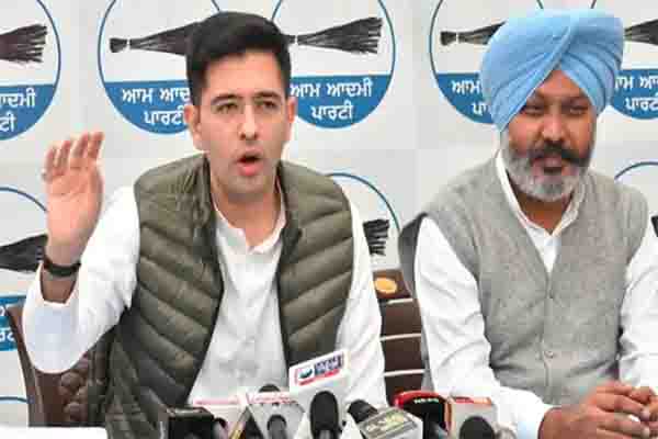 आम आदमी पार्टी में लगे ‘राघव चड्ढा चोर है’ के नारे, पीछे के दरवाजे से भागे