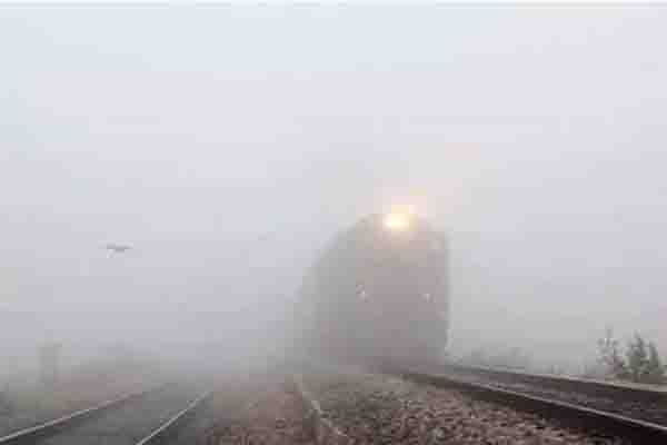 रेल यात्री परेशान, कोहरे की वजह से राजधानी समेत 5 ट्रेनें लेट, 2 एक्सप्रेस रद्द