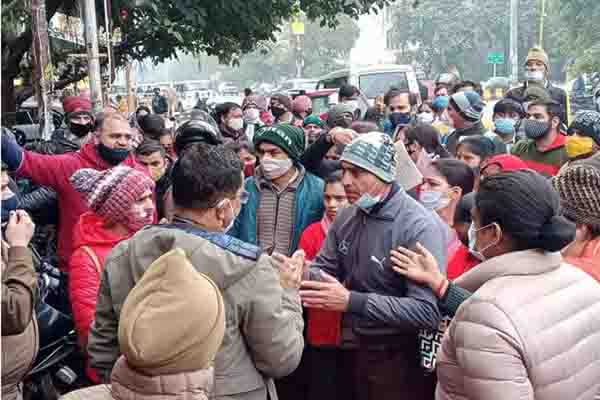 UPTET परीक्षा केंद्र में एंट्री न मिलने की वजह से अभ्यर्थियों का हंगामा : नॉएडा