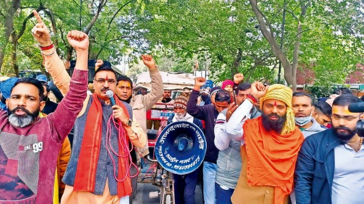 गुड़गांव में लगे गोडसे अमर रहे जैसे भड़काऊ नारे 