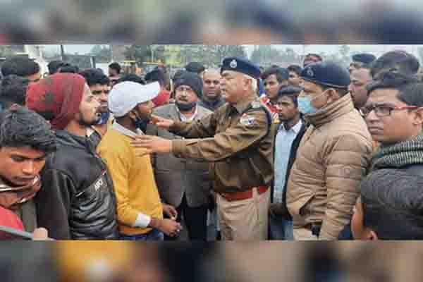 छात्र नेताओं के साथ अपराधियों जैसा व्यवहार कर रही पुलिस, यूपी चुनाव में रिऐक्शन के डर से निलंबित किए 6 पुलिसकर्मी