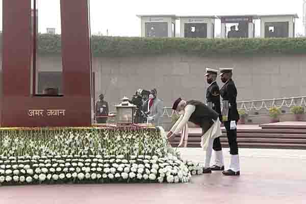 पहली बार गणतंत्र दिवस परेड शुरू होने से पहले राष्टीय युद्ध स्मारक पर शहीदों को श्रद्धांजलि देने पहुंचे प्रधानमंत्री