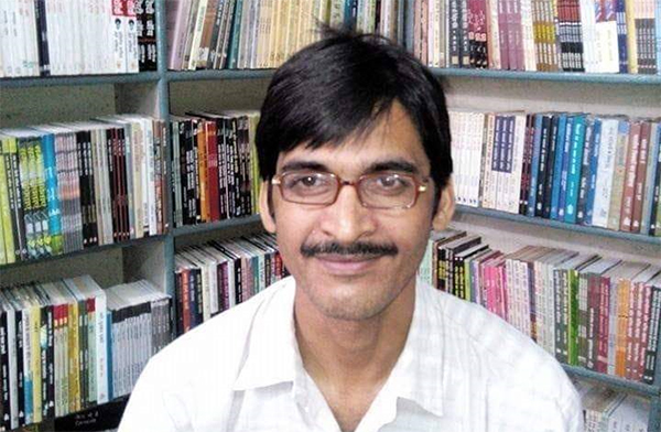 पीड़ित छात्रों से मिलने गये युवा मंच नेता राजेश सचान को थाने में रात भर ज़मीन पर बैठाकर रखा