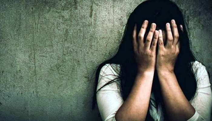 भाई के सामने बहन की इज्जत लूटी, शर्म से बहन ने लगा ली फांसी