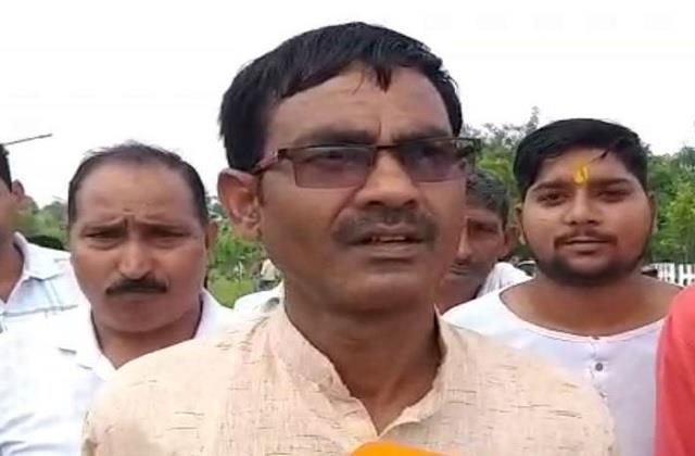 प्रचार करने पहुंचे भाजपा विधायक को ग्रामीणों ने खदेड़ा 