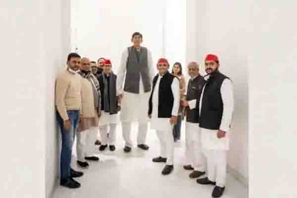 भारत का सबसे लम्बा आदमी भी सपा में हुआ शामिल