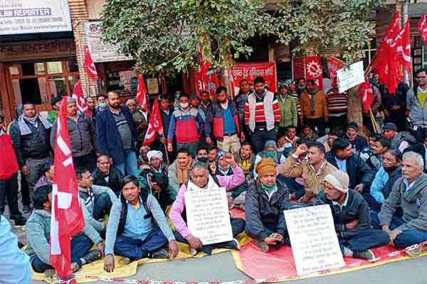 यूनियनों का धरना समाप्त 