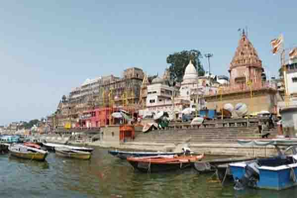 वाराणसी के घाटों पर पोस्टर लगते हुए दो शख्स गिरफ्तार