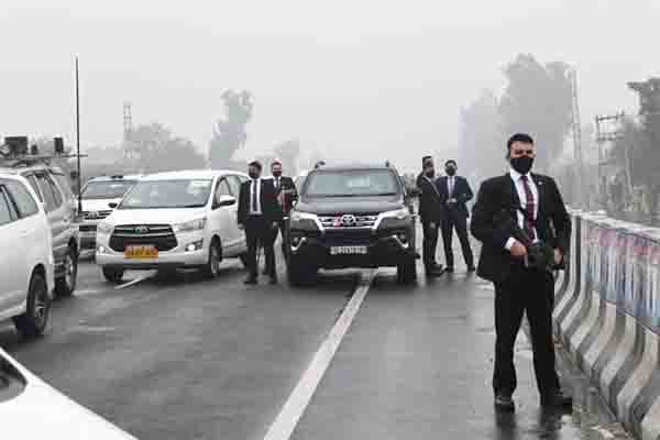 वजीर-ए-आलम डरता है!