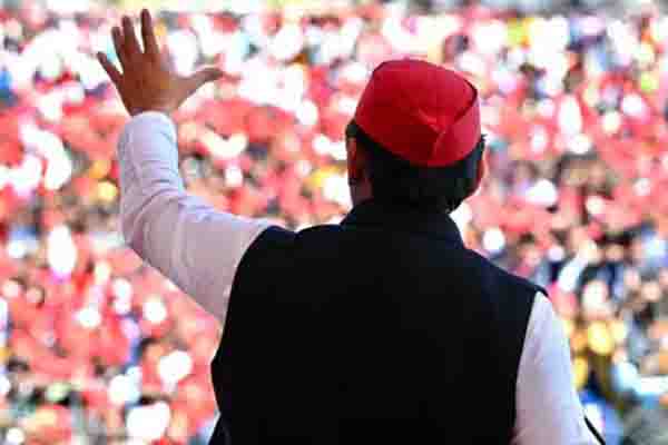 ‘कमरिया’ और ‘घोसी’ की लड़ाई में कहीं करहल में फंस तो नहीं गए हैं अखिलेश यादव?