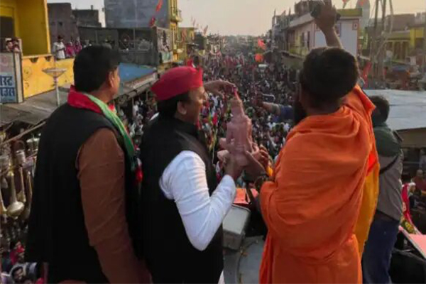 हिंदुत्व पर अखिलेश का भाजपा को जवाब? हाथ में हनुमान की मूर्ति ले अयोध्या की गलियों में घूमे