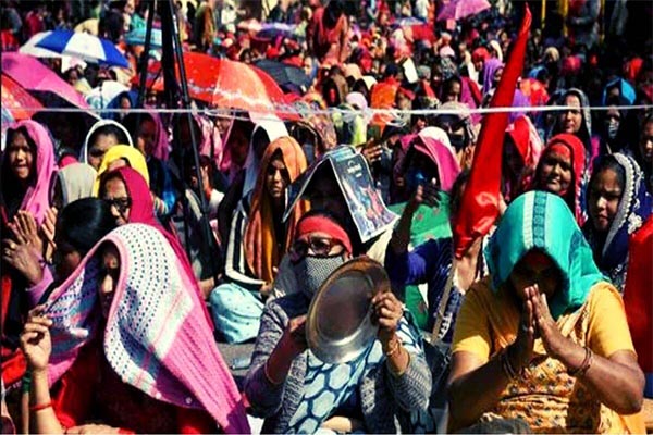 आंगनवाड़ी कार्यकर्ताओं के आगे झुकी दिल्ली की अरविंद केजरीवाल सरकार