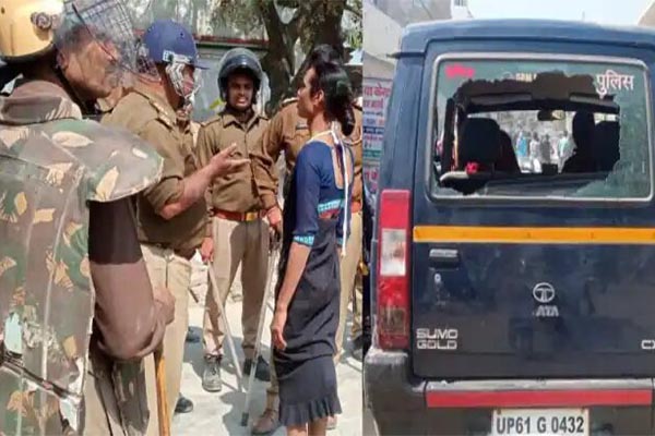 पुलिसकर्मियों से हाथापाई