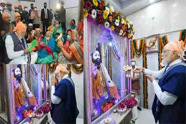 सिर पर ‘संतरी’ रुमाल, गले में माला और हाथ में ‘करताल’…चुनाव के बीच संत रविदास के दर पर PM मोदी का भजन-कीर्तन 