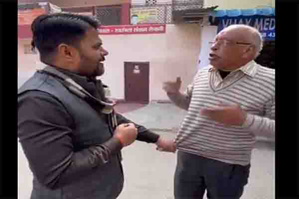 बीजेपी नेता ने किया बुजुर्ग का अपमान, कपड़े खींच कहा, जिस भाषा में समझोगे उसी में समझाएंगे 