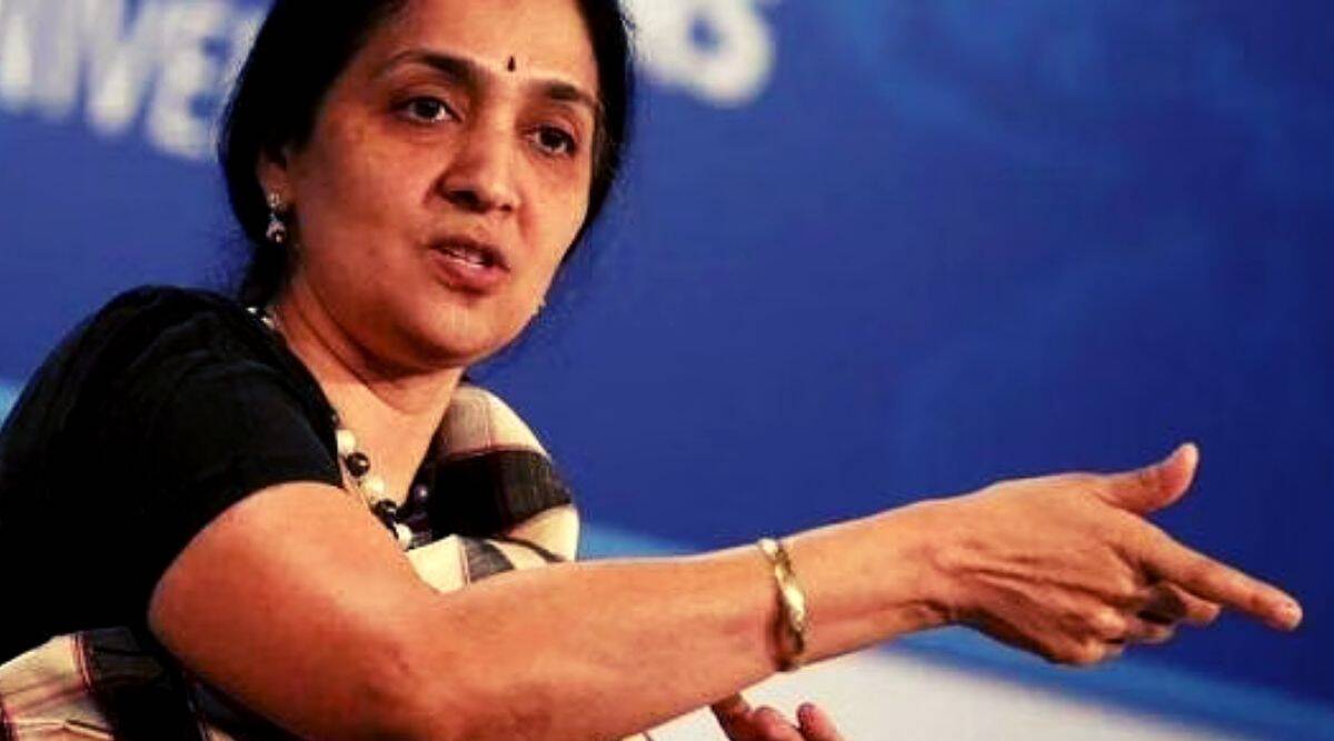 NSE की पूर्व चीफ के ठिकानों पर IT की रेड, आध्यात्मिक गुरु से गोपनीय जानकारी साझा करने का आरोप 