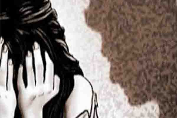 छत से कूद गई लड़की