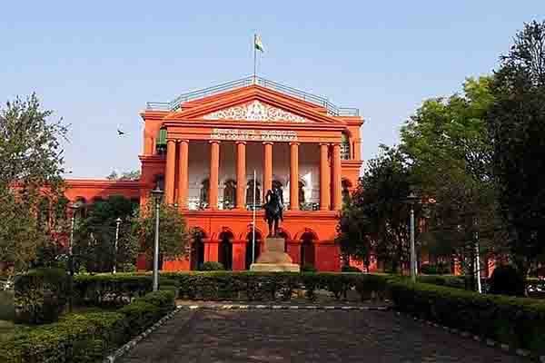 कर्नाटक हाई कोर्ट ने कक्षाओं में हिजाब, भगवा शॉल नहीं ले जाने का आदेश दिया