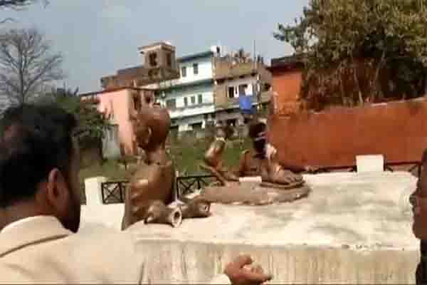 महात्मा गांधी के सत्याग्रह को समेटे चंपारण में तोड़ कर फेंक दी गई उनकी प्रतिमा