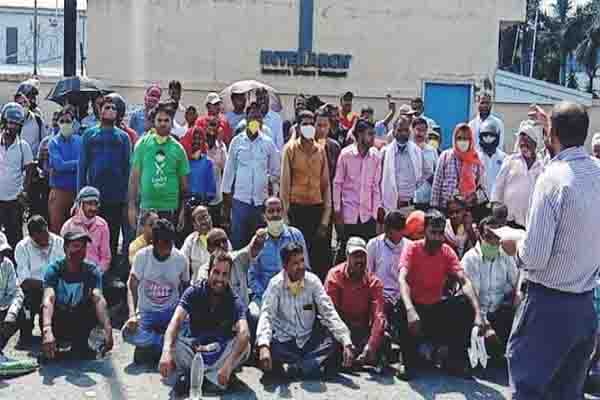 मतदान होते ही इंटरार्क में लॉकआउट की कोशिश, रात में मशीनें बाहर भेजते पकड़ा, धरना राजी