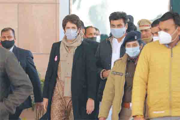 प्रियंका गाँधी पहुंची देहरादून
