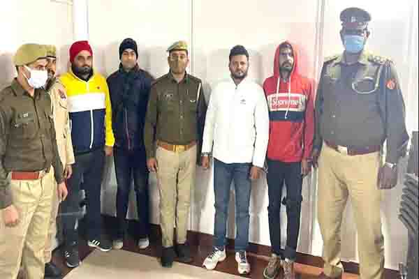 युवाओं को अपराध की दलदल में धकेल रही रक्षक से भक्षक बनने की परिपाटी!