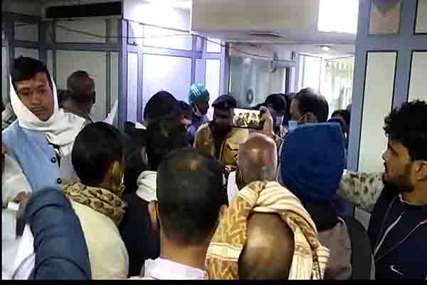 भुगतान को लेकर सहारा इंडिया के पटना जोनल ऑफिस में सैकड़ों एजेंटों का धावा 