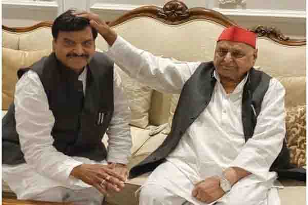 शिवपाल ने लिया मुलायम का आशीर्वाद, जनता से अपील के बाद 300 सीटें जितने का किया दावा