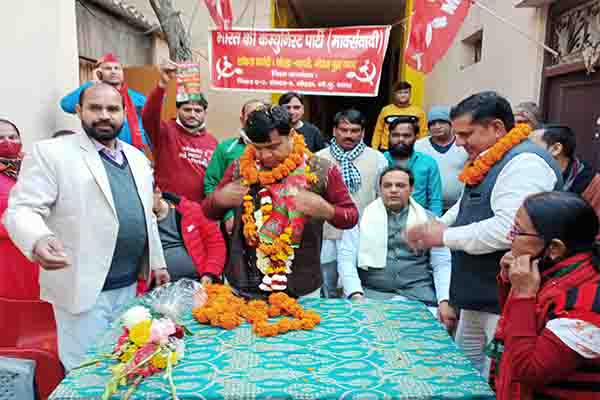 माकपा कार्यकर्ताओं ने सपा प्रत्याशी सुनील चौधरी का किया जोरदार स्वागत 