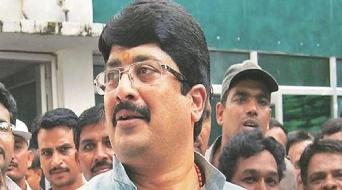  राजा भैया पर सपा के बूथ एजेंट ने कुंडा में दर्ज कराई FIR, खून से सने कपड़ों में मीडिया के सामने आए, लगाए गंभीर आरोप